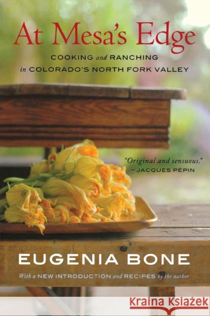 At Mesa's Edge: Cooking and Ranching in Colorado's North Fork Valley Eugenia Bone 9780803271494