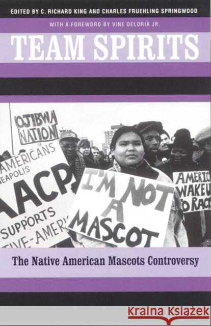 Team Spirits: The Native American Mascots Controversy King, C. Richard 9780803277984 University of Nebraska Press