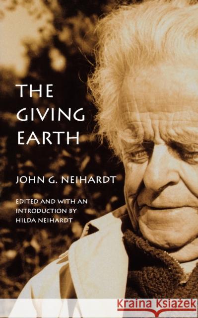 The Giving Earth: A John G. Neihardt Reader Neihardt, John Gneisenau 9780803283732 University of Nebraska Press