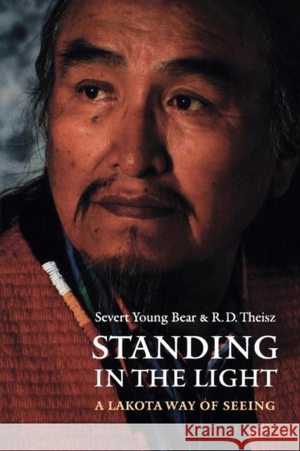 Standing in the Light: A Lakota Way of Seeing Young Bear, Severt 9780803299122 University of Nebraska Press