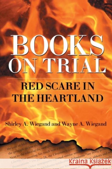 Books on Trial: Red Scare in the Heartland Shirley A. Wiegand Wayne A. Wiegand 9780806138688