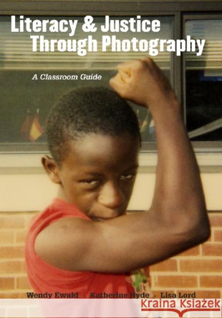 Literacy and Justice Through Photography: A Classroom Guide Ewald, Wendy 9780807752814