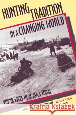 Hunting Tradition in a Changing World: Yup'ik Lives in Alaska Today Fienup-Riordan, Ann 9780813528052 Rutgers University Press