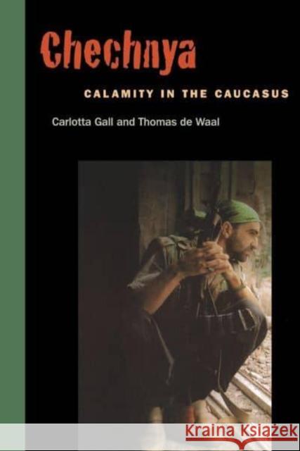Chechnya: Calamity in the Caucasus Carlotta Gall Thomas de Waal Thomas D 9780814731321