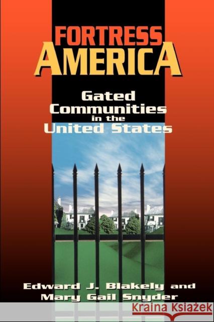 Fortress America: Gated Communities in the United States Blakely, Edward J. 9780815710035 Brookings Institution Press