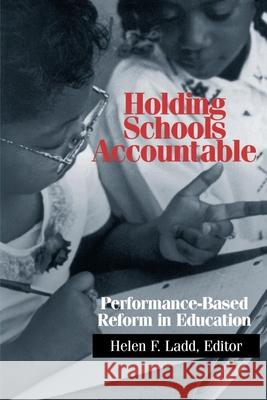 Holding Schools Accountable: Performance-Based Reform in Education Ladd, Helen 9780815751038