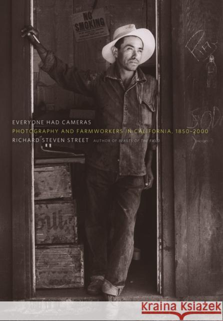 Everyone Had Cameras: Photography and Farmworkers in California, 1850-2000 Street, Richard Steven 9780816649679 University of Minnesota Press