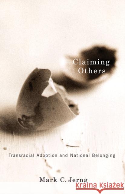 Claiming Others: Transracial Adoption and National Belonging Jerng, Mark C. 9780816669592 University of Minnesota Press
