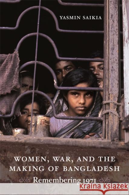 Women, War, and the Making of Bangladesh: Remembering 1971 Saikia, Yasmin 9780822350217