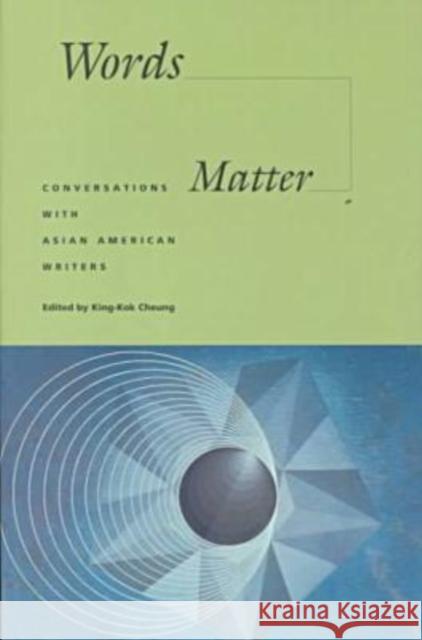 Words Matter: Conversations with Asian American Writers Cheung, King-Kok 9780824822163 University of Hawaii Press