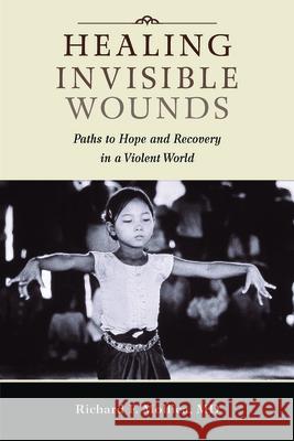 Healing Invisible Wounds: Paths to Hope and Recovery in a Violent World Richard F. Mollica 9780826516411 Vanderbilt University Press