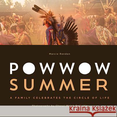 Powwow Summer: A Family Celebrates the Circle of Life Marcie R. Rendon, Cheryl Walsh Bellville 9780873519106 Minnesota Historical Society Press,U.S.