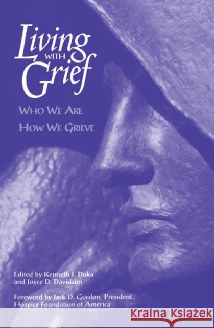 Living with Grief: Who We Are, How We Grieve: Who We Are How We Grieve Gordon, Jack D. 9780876308981