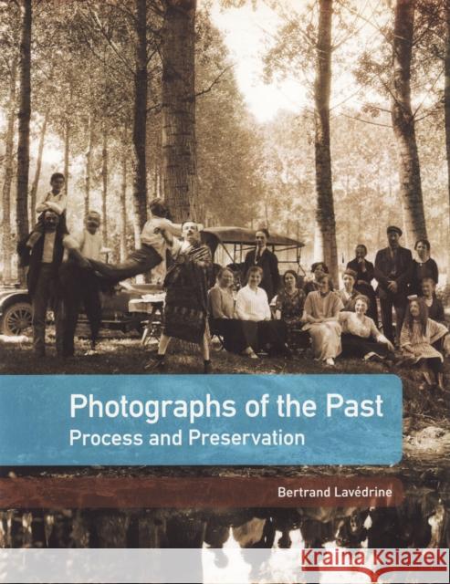 Photographs of the Past: Process and Preservation Lavédrine, Bertand 9780892369577 Getty Publications