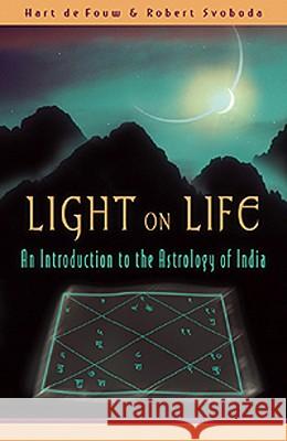 Light on Life: An Introduction to the Astrology of India Hart d Robert Svoboda 9780940985698 Lotus Press (WI)