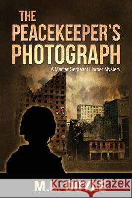 The Peacekeeper's Photograph: A Master Sergeant Lauren Harper Mystery M. L. Doyle 9780989454902 Vine Hill Road Press