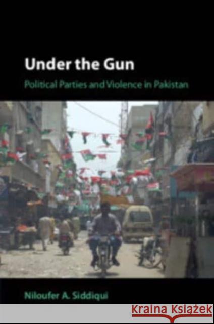 Under the Gun Niloufer A. (University at Albany, State University of New York) Siddiqui 9781009242509 Cambridge University Press