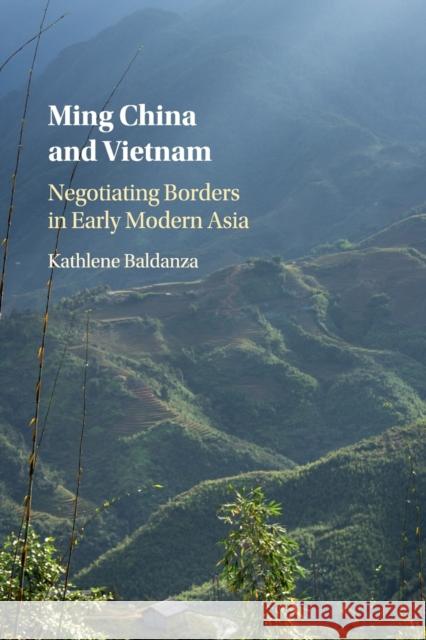 Ming China and Vietnam: Negotiating Borders in Early Modern Asia Baldanza, Kathlene 9781107576285