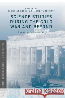 Science Studies During the Cold War and Beyond: Paradigms Defected Aronova, Elena 9781137578167 Palgrave MacMillan