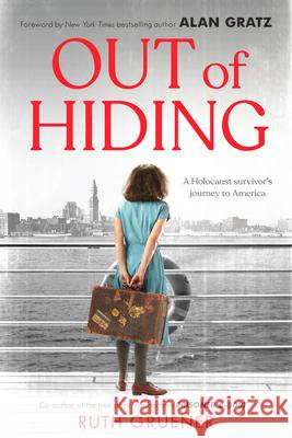 Out of Hiding: A Holocaust Survivor's Journey to America (with a Foreword by Alan Gratz) Ruth Gruener 9781338627459 Scholastic