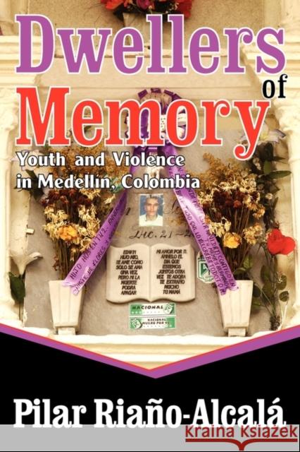 Dwellers of Memory: Youth and Violence in Medellin, Colombia Riano-Alcala, Pilar 9781412811071 Transaction Publishers