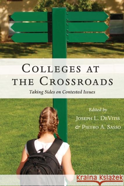 Colleges at the Crossroads: Taking Sides on Contested Issues Steinberg, Shirley R. 9781433134210 Peter Lang Inc., International Academic Publi