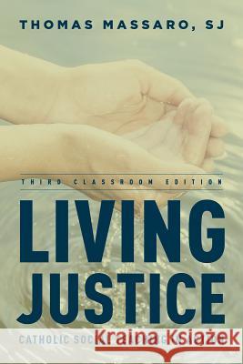 Living Justice: Catholic Social Teaching in Action Thomas, S.J . Massaro 9781442210127 Rowman & Littlefield Publishers