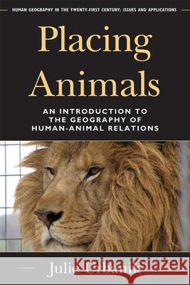 Placing Animals: An Introduction to the Geography of Human-Animal Relations Urbanik, Julie 9781442211841