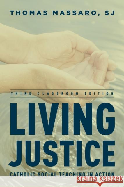 Living Justice: Catholic Social Teaching in Action Thomas, S.J . Massaro 9781442230927 Rowman & Littlefield