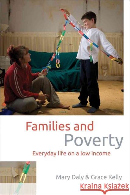 Families and Poverty: Everyday Life on a Low Income Mary Daly Grace Kelly 9781447318828 Policy Press