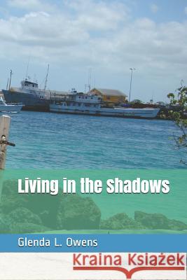 Living in the Shadows Glenda L. Owens 9781451588927 Createspace