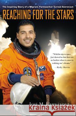 Reaching for the Stars: The Inspiring Story of a Migrant Farmworker Turned Astronaut Hernández, José M. 9781455522804 0