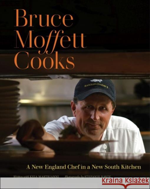 Bruce Moffett Cooks: A New England Chef in a New South Kitchen Bruce Moffett 9781469651125 University of North Carolina Press