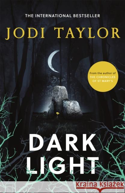 Dark Light: A twisting and captivating supernatural thriller (Elizabeth Cage, Book 2) Jodi Taylor 9781472264213 Headline Publishing Group