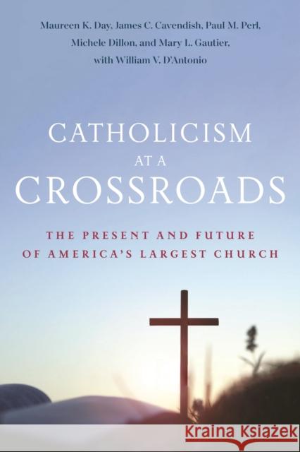 Catholicism at a Crossroads: The Present and Future of America's Largest Church Maureen K. Day James C. Cavendish Paul M. Perl 9781479832170 New York University Press