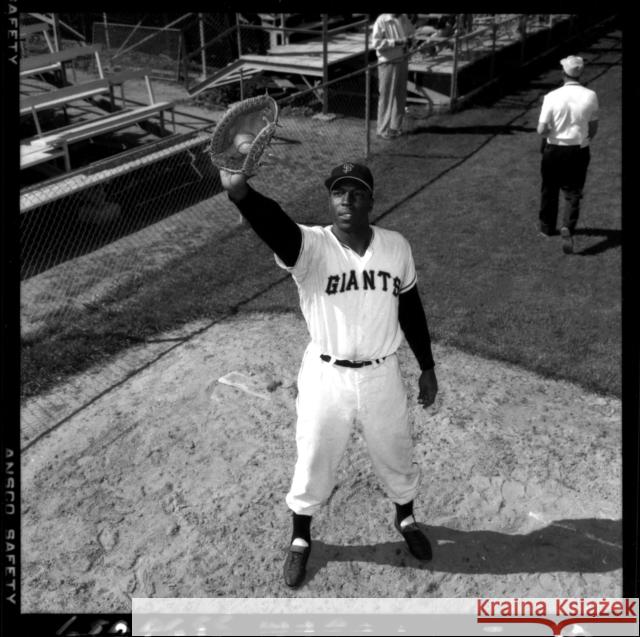 A Giant Among Giants: The Baseball Life of Willie McCovey Chris Haft 9781496236241