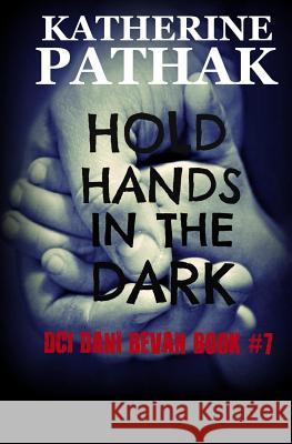 Hold Hands In The Dark Pathak, Katherine 9781530313259 Createspace Independent Publishing Platform