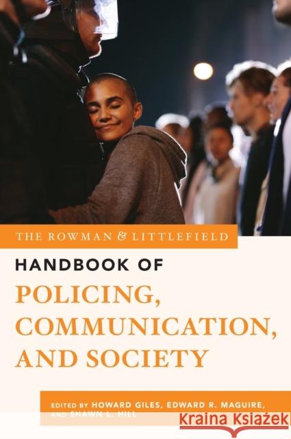 The Rowman & Littlefield Handbook of Policing, Communication, and Society Giles, Howard 9781538132890