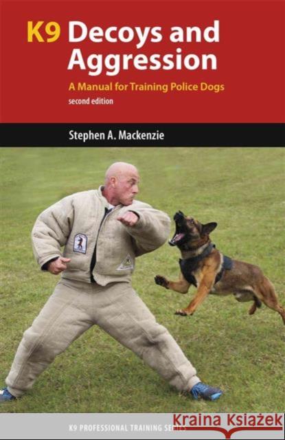 K9 Decoys and Aggression: A Manual for Training Police Dogs Stephen A. Mackenzie 9781550596120 Brush Education