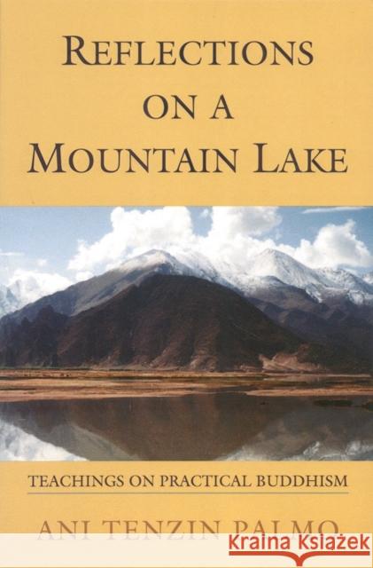 Reflections on a Mountain Lake: Teachings on Practical Buddhism Palmo, Jetsunma Tenzin 9781559391757