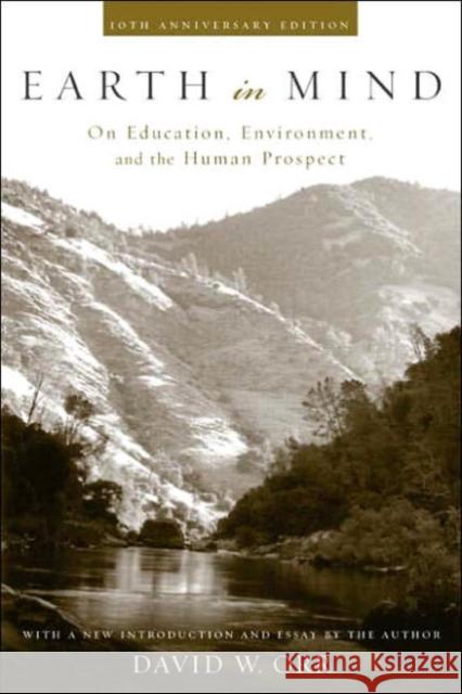 Earth in Mind: On Education, Environment, and the Human Prospect David W. Orr 9781559634953 Island Press