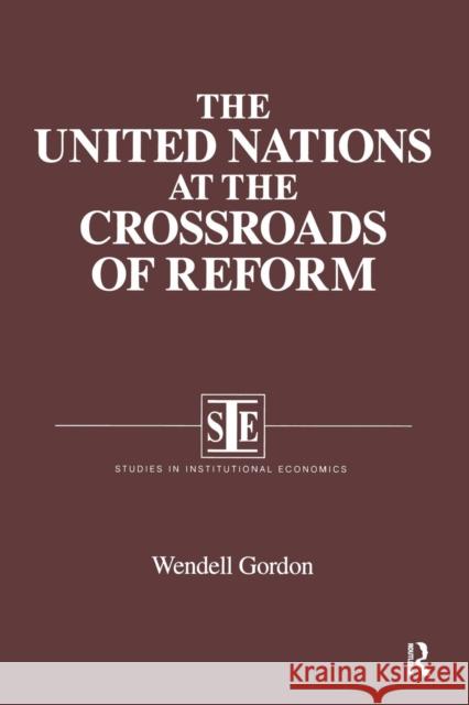 The United Nations at the Crossroads of Reform Wendell Gordon 9781563244018 M.E. Sharpe