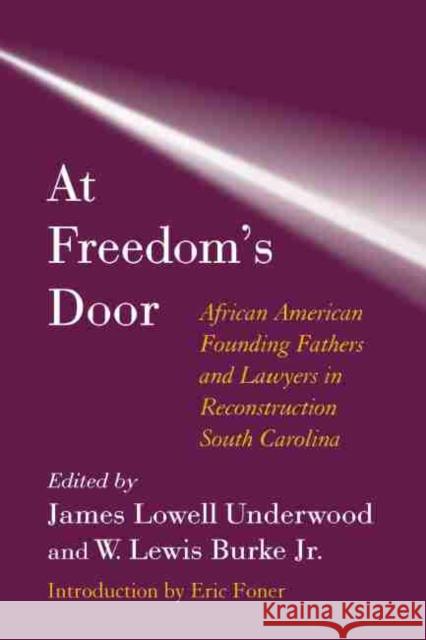 At Freedom's Door: African American Founding Fathers and Lawyers in Reconstruction South Carolina Underwood, James Lowell 9781570035869 University of South Carolina Press