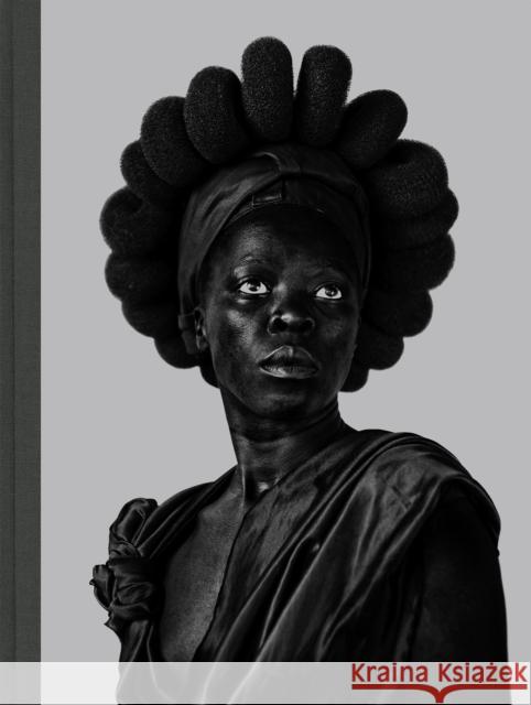 Zanele Muholi: Somnyama Ngonyama: Hail the Dark Lioness  9781597114240 Aperture