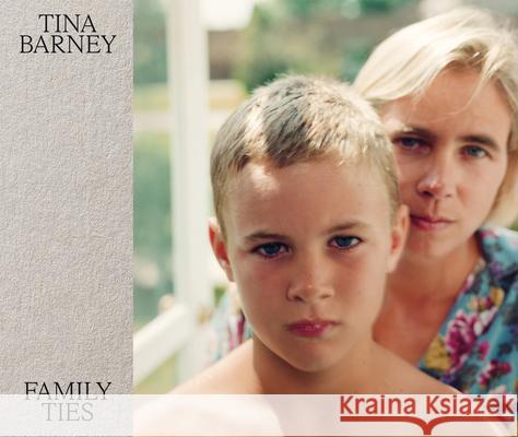 Tina Barney: Family Ties  9781597115889 Aperture