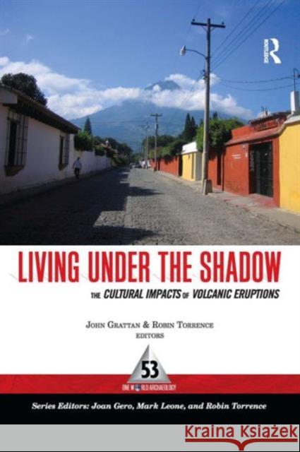 Living Under the Shadow: Cultural Impacts of Volcanic Eruptions Grattan, John 9781598742695 0