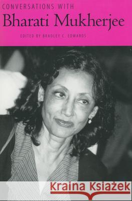 Conversations with Bharati Mukherjee Bharati Mukherjee Bradley C. Edwards 9781604732276 University Press of Mississippi