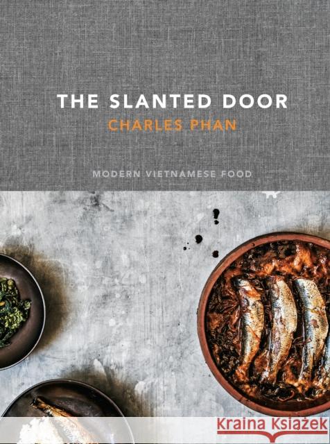 The Slanted Door: Modern Vietnamese Food [A Cookbook] Phan, Charles 9781607740544