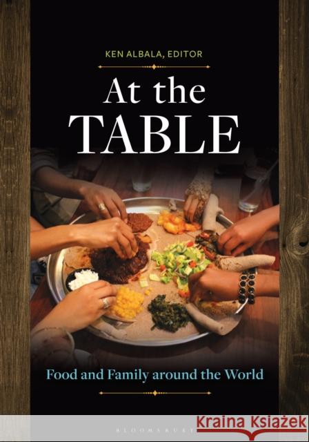 At the Table: Food and Family Around the World Ken Albala 9781610697378