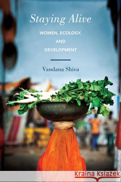 Staying Alive: Women, Ecology, and Development Vandana Shiva 9781623170516